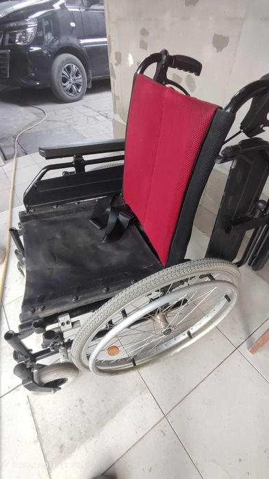 Коляска инвалидная без подножек с дополнительн. тормозом для помощника