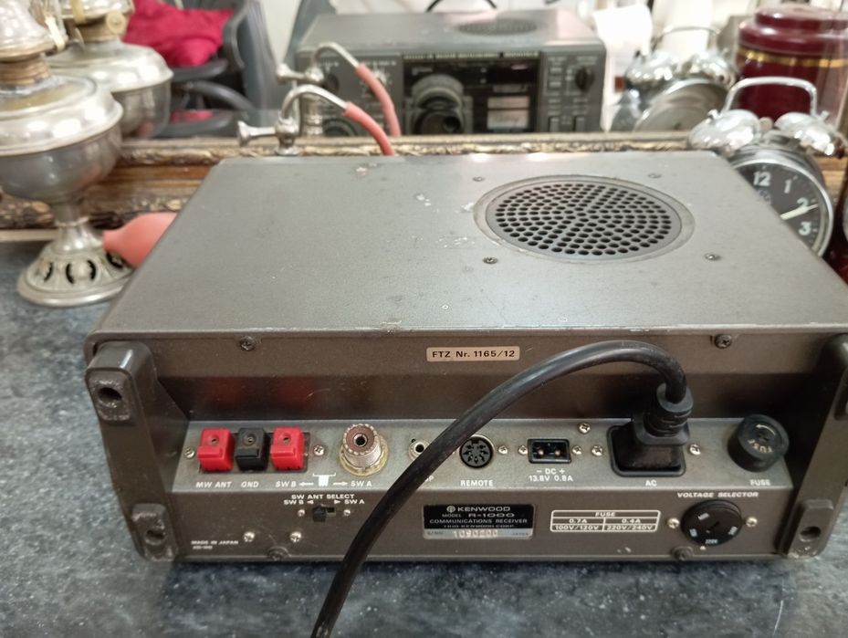 Radio Amador Kenwood R-1000, um recetor de comunicações de ondas curta