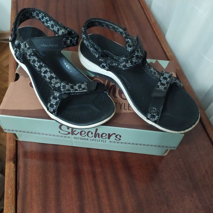 Босоніжки жіночі, чорного кольору з візерунком