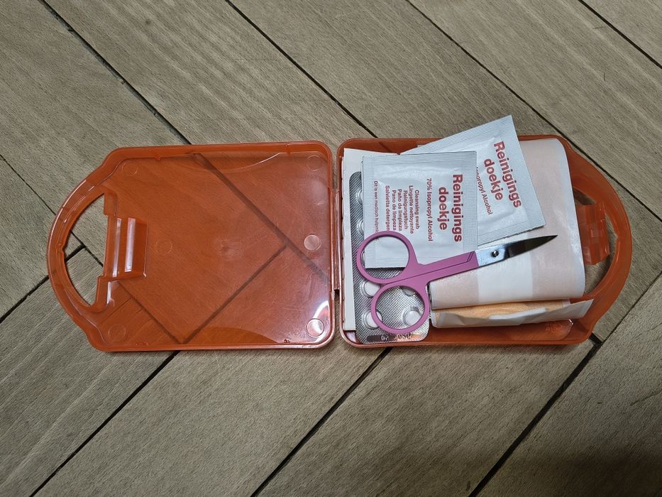 Mini mała apteczka pojemnik na plastry leki do torebki na wyjazd