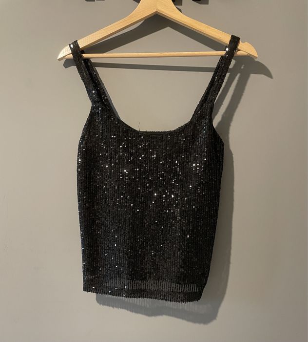 Czarny cekinowy top na ramiączkach