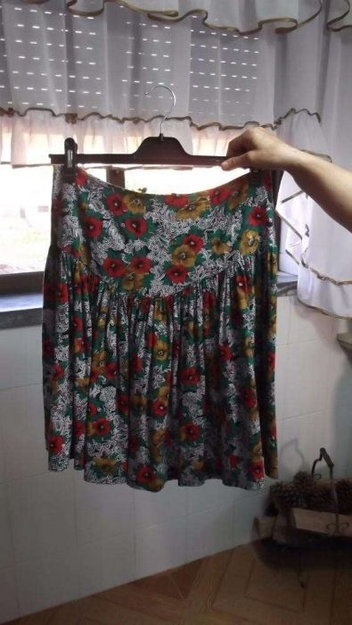Saia rodada com flores muito gira M/L