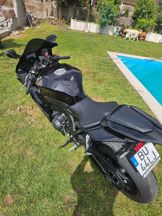 Yamaha R9 2025 — 9.300km — Akrapovic Linha Completa — Como Nova