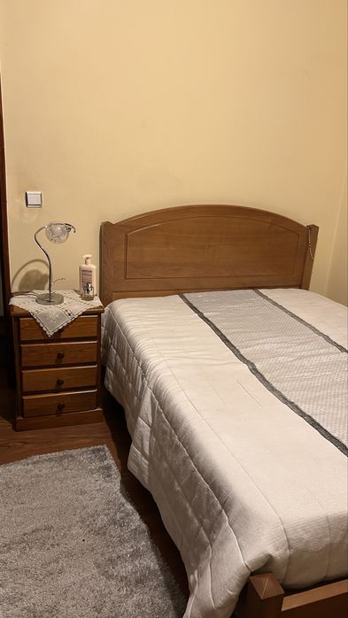 URGENTE - Conjunto Completo em Madeira Maciça – Cama + Cabeceiras + Mesa de Jantar