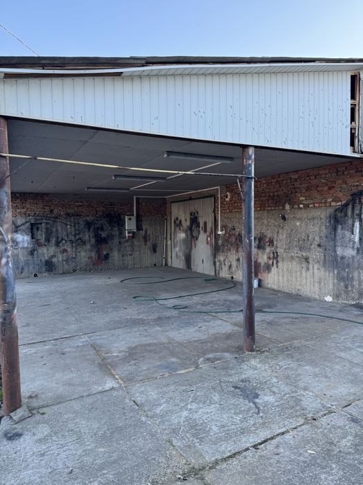 Здається гараж з навесами і великою територією