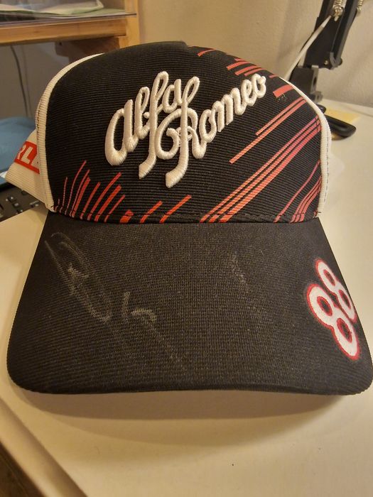 Czapka Alfa Romeo F1 z autografem Roberta Kubicy