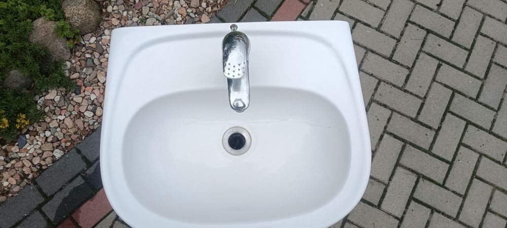 Sprzedam umywalkę z szafką, kranem i syfonem