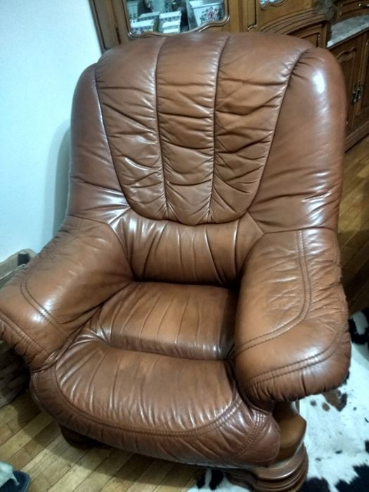 Terno de sofa em couro e madeira maciça