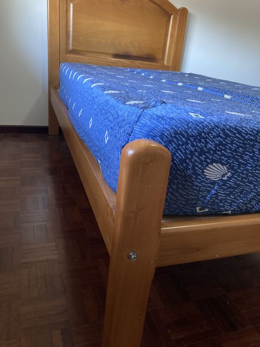Cama de solteiro.