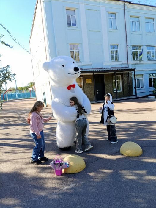 Ми приходимо з привітаннями,обіймами та гарним настроєм.