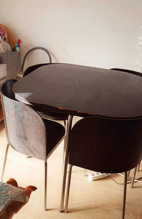 Conjunto Mesa + 4 Cadeiras Encaixáveis – Ideal para Espaços Pequenos