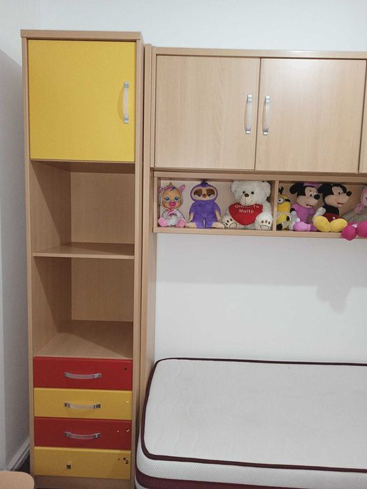Roupeiro com quatro peças, modular, e uma secretária para criança.