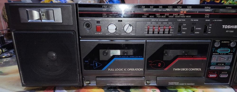 Магнитофон TOSHIBA RT-7055,запчасти,sharp,статуэтка Japan