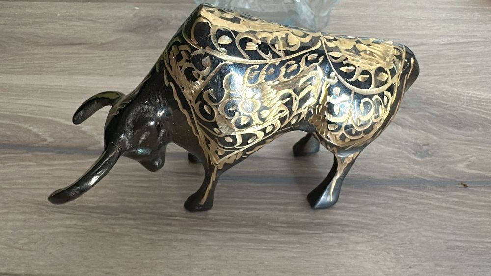 Figurka byka zdobiona