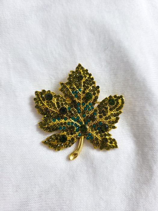 Złota broszka liść przypinka wpinka biżuteria cyrkonie kryształy
