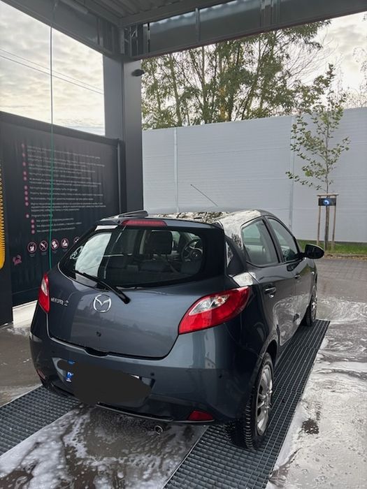Mazda 2  1.3 niski przebieg  2011 rok