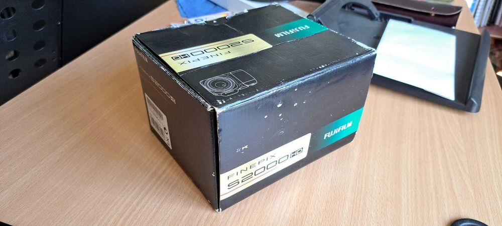 Máquina Fotográfica FUJI FINEPIX S2000 HD