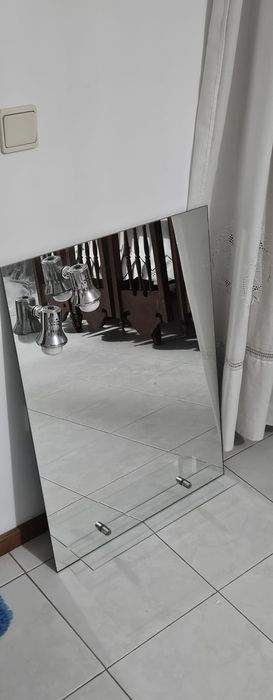 Movel e espelho de casa de banho