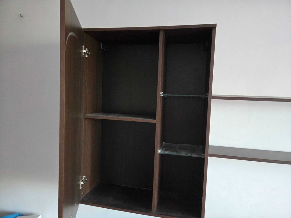 Witrynka wenge z oświetleniem