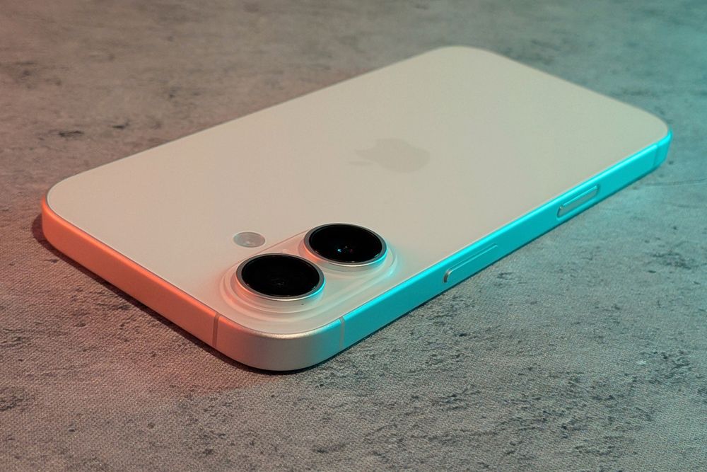 Смартфон Apple iPhone 16 128Gb (White)