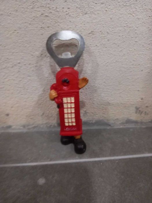 Abre-garrafas a imitar cabine telefónica