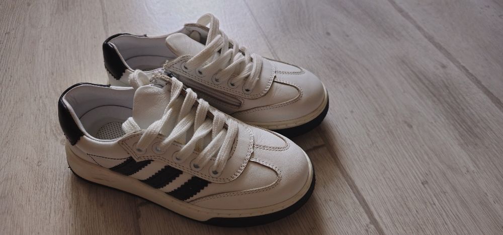 Шкіряні кросівки