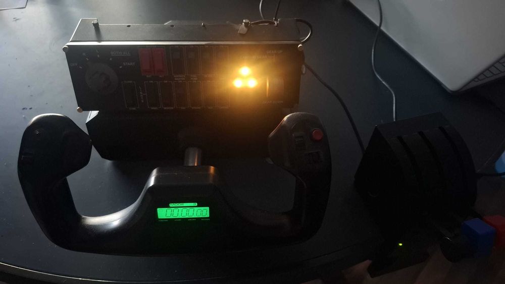 Logitech Quadrant Throttle, Yoke e Switch Panel