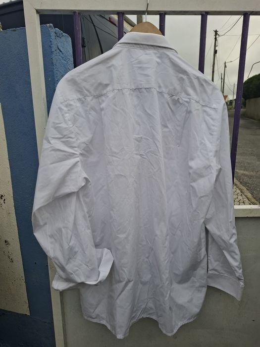 Camisa de homem branca.
