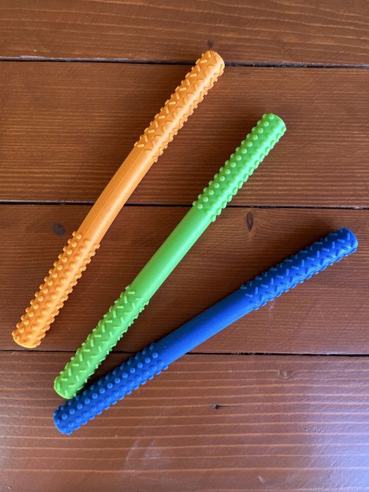 Gryzak dla dzieci w trzech kolorach polecane od logopedy