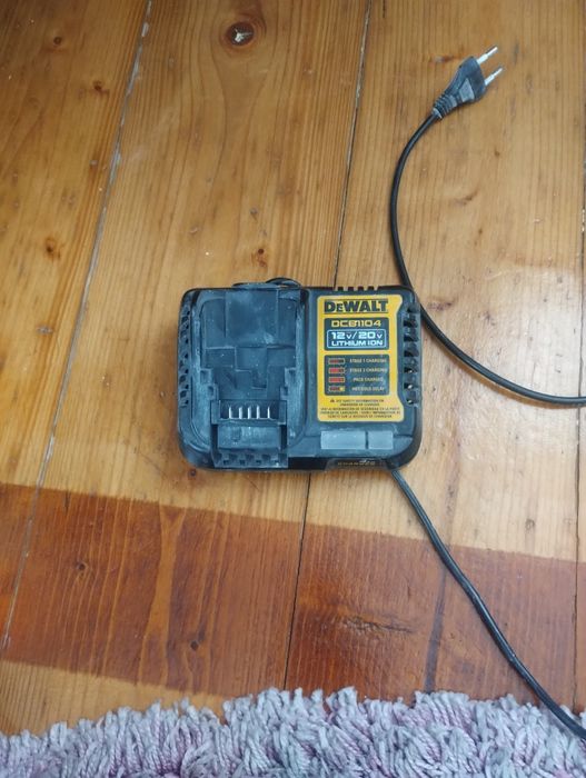 Продам зарядку деволт  DCB-1104