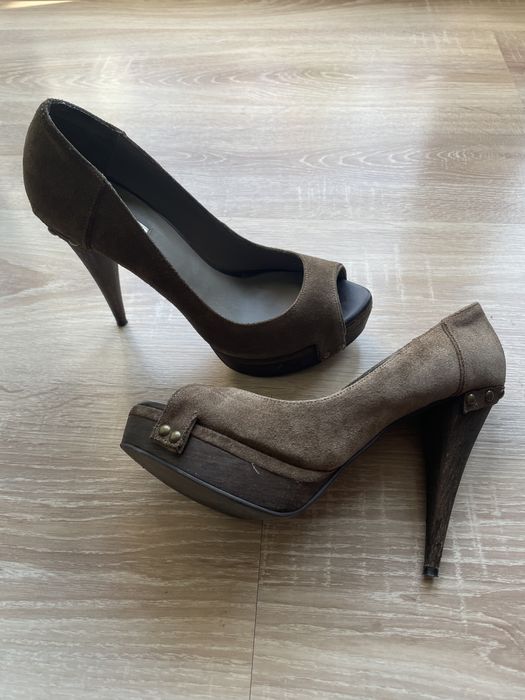 Brazowe szpilki Zara