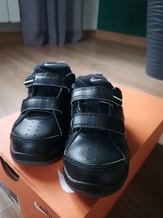 Nike dla maluszka rozmiar 26 na rzepy