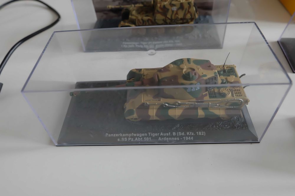 coleção 1:43  carros e tanques