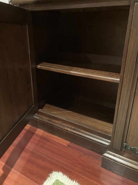 Móvel em madeira de castanho