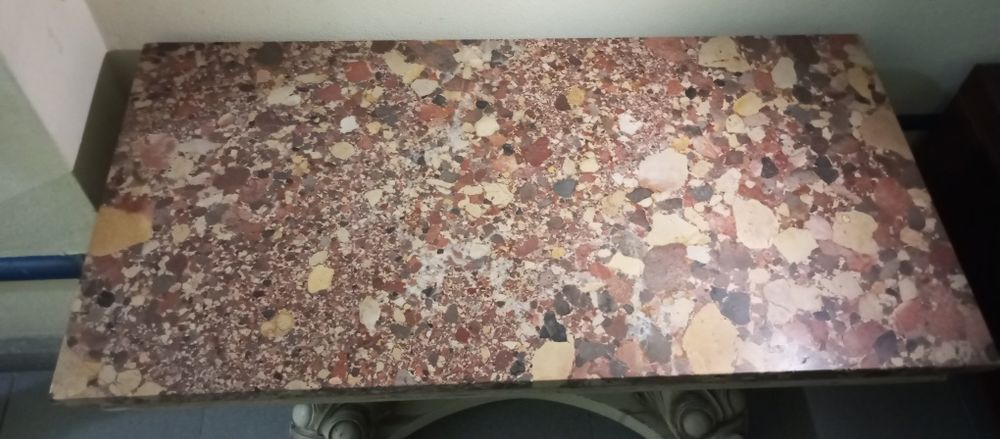 Mesa baixa com tampo em mármore