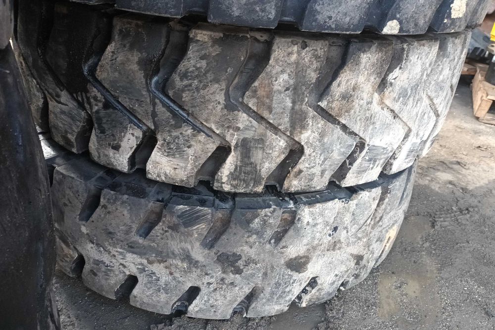 Koła do koparki Liebherr LM35 Timber. Stan idealny. Bridgestone.12R20.