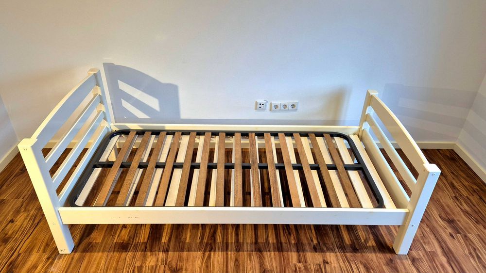 Cama solteiro em madeira maciça branco/creme