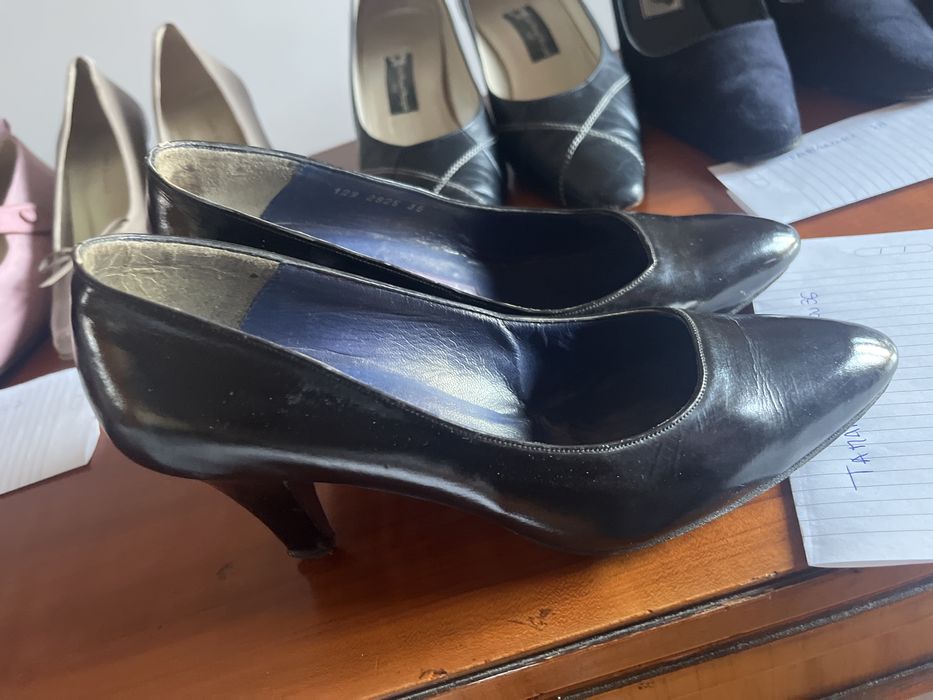 Oito pares sapatos em pele/tecido/camurça