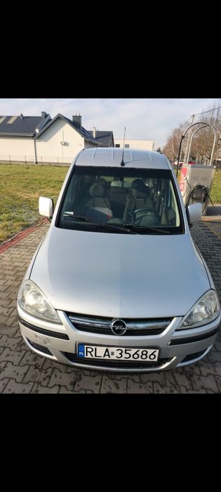 Srebrny Opel Combo