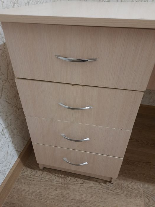 Стол письменный ,компьютерный  бежевый  !