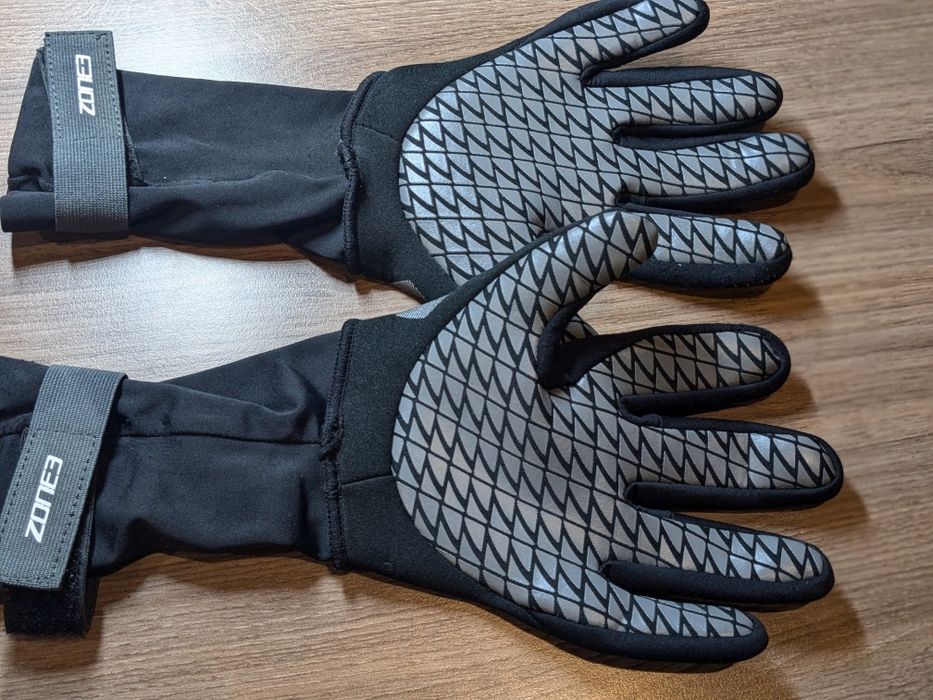 В наличии неопреновые перчатки ZONE3 ,