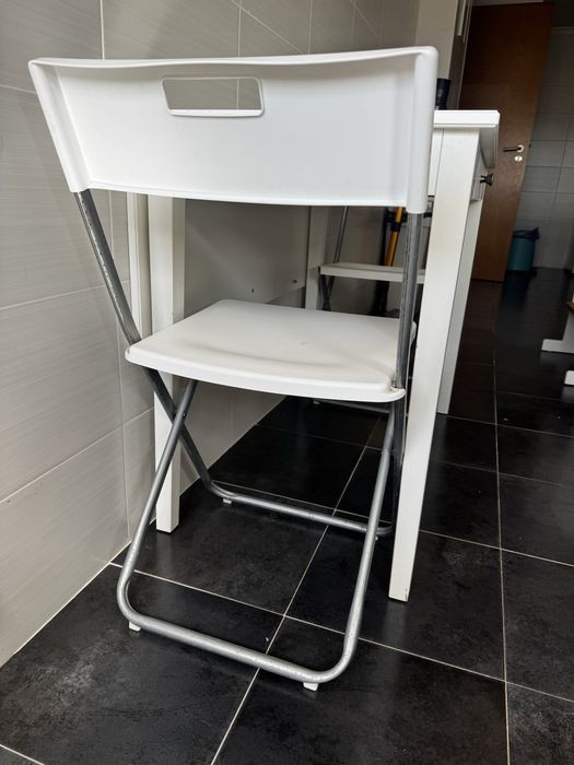 Mesa extensível com duas cadeiras