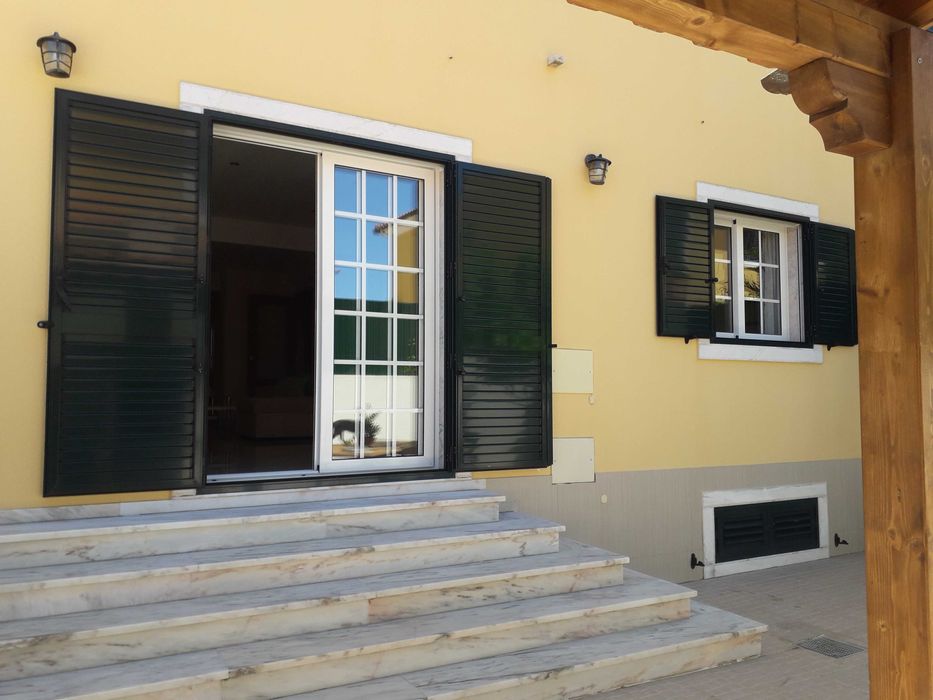 Quarto espaçoso em moradia.