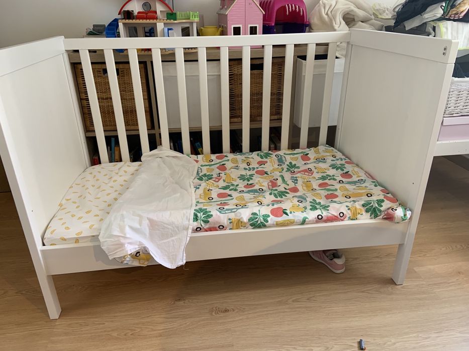 Cama de grades e colchão