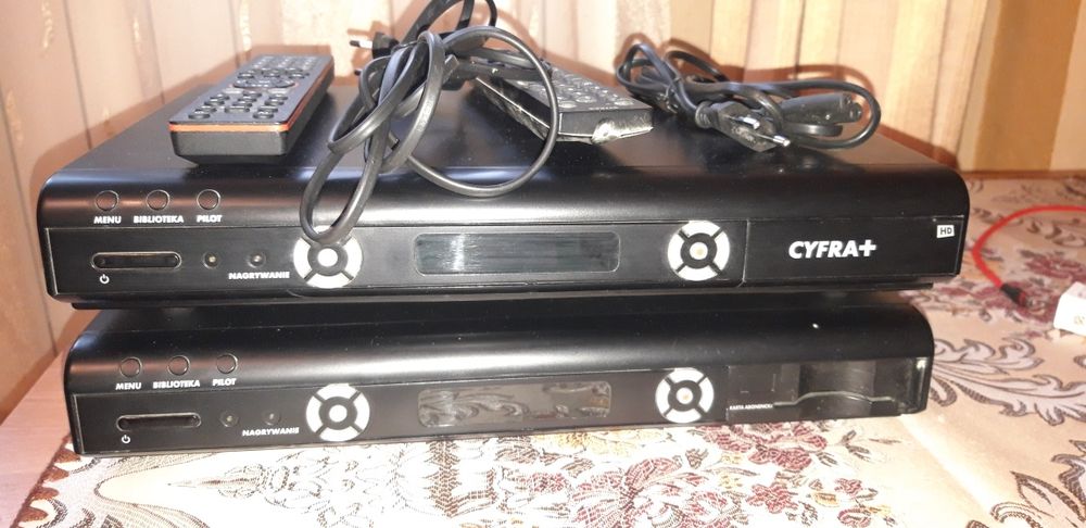 DWA DEKODERY z nagrywarką 250gb cyfra +