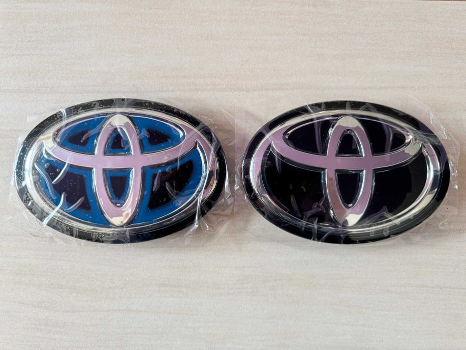 Эмблема значок Toyota Camry Highlander C-HR Mirai на решетку под радар