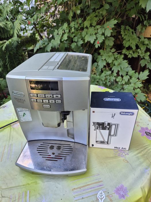 кавомашина з капучинатором Delonghi magnifica pronto cappuccino