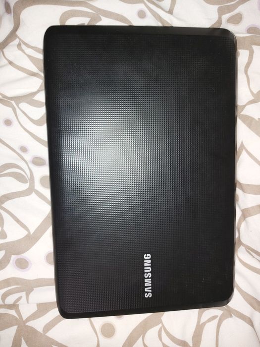 Laptop samsung z ładowarką i nowa bateria