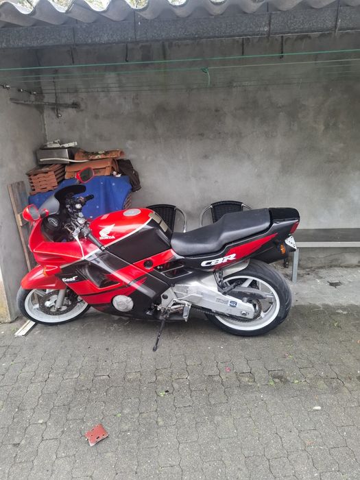 CBR 600 rr 1992 F2  anda bem...