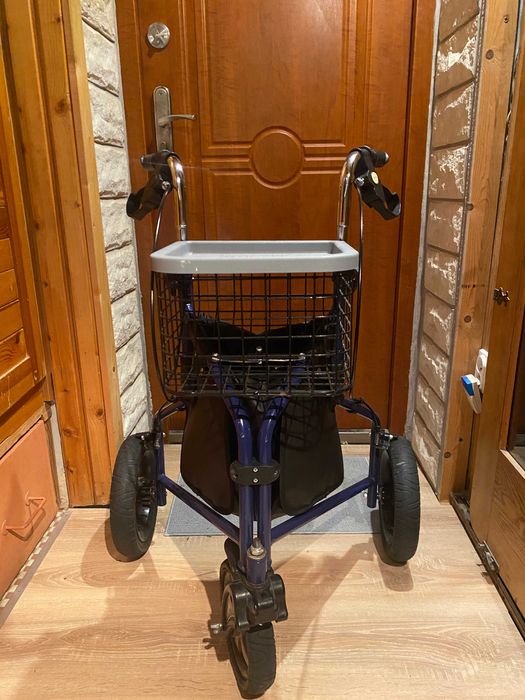 Wózek na zakupy i chodzik dla osoby starszej